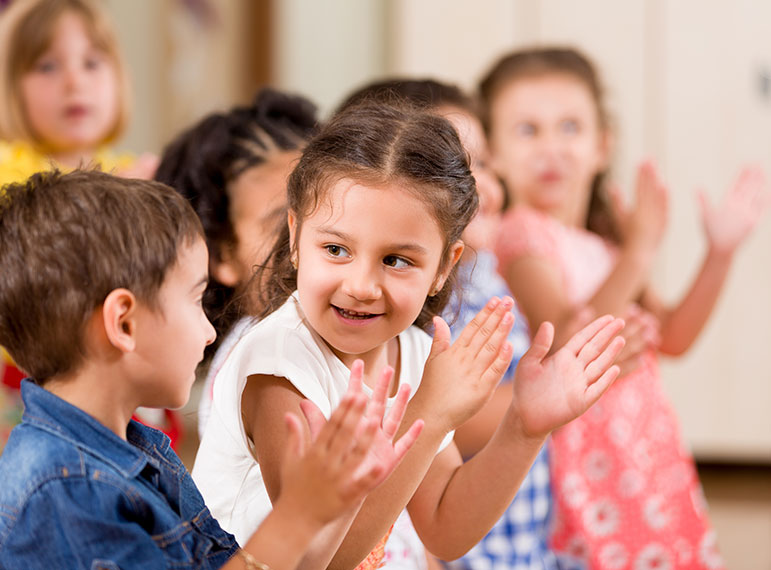 Young children clapping singing and smiling | Ontario Early Years Centre | Simcoe Community Services